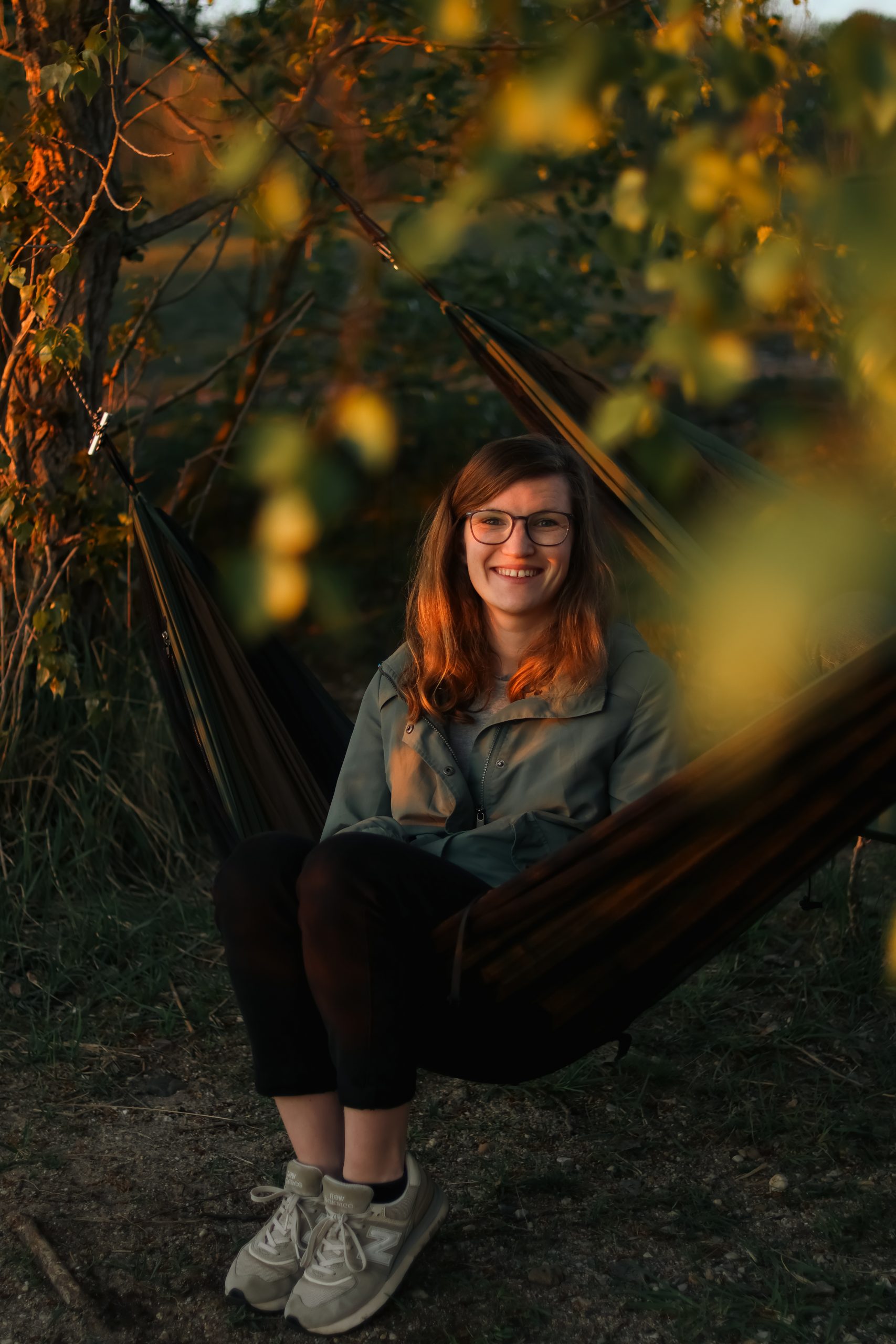 junge Fotografin in der Natur