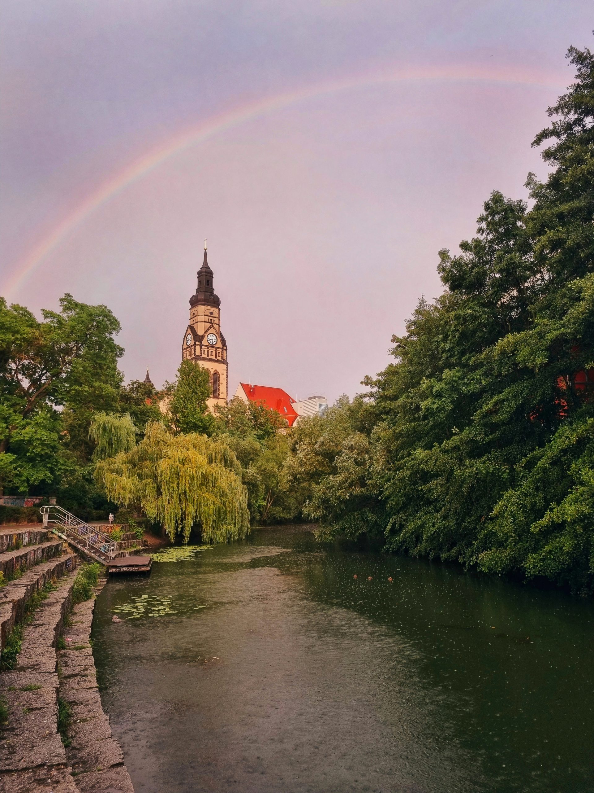 Karl-Heine-Kanal in Leipzig mit Regenbogen